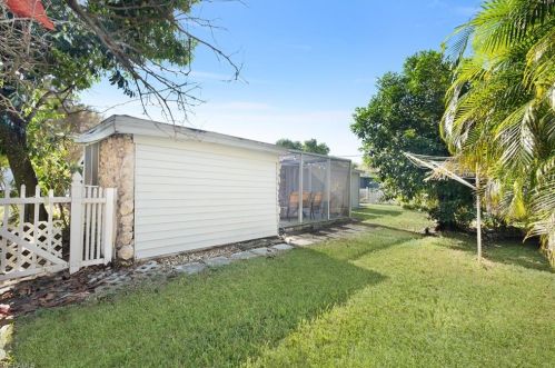 2047 Hbr Ln, Naples FL 34104-4218 exterior