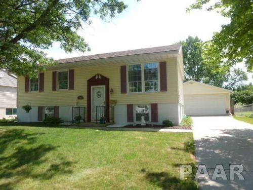 1833 Columbus Dr, Pekin, IL 61554-1911