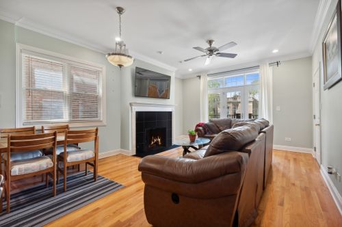 4417 Calumet Ave, Chicago, IL 60653-3306