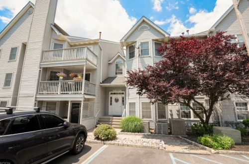 78 Amethyst Ln, Paterson, NJ 07501-3363