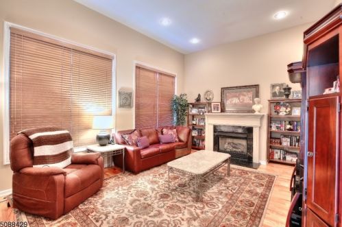 5 Boland Dr, Town Center NJ 07052-3675 exterior