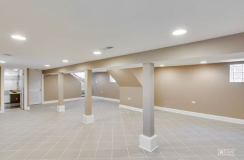 7615 Michigan Ave, Chicago IL 60619-7227 exterior