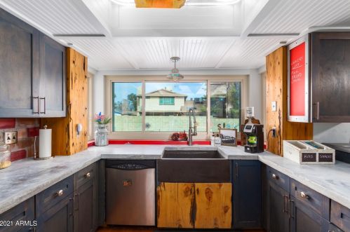 2464 Crocus Dr, Phoenix AZ 85053-5416 exterior