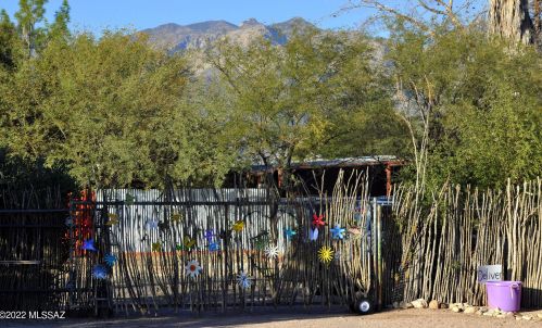 4114 Monte Vis Dr, Tucson AZ 85712-5516 exterior