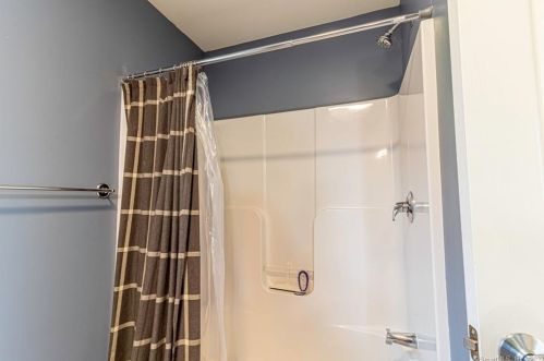 6 Cranberry Dr, Uncasville CT 06382-2006 exterior