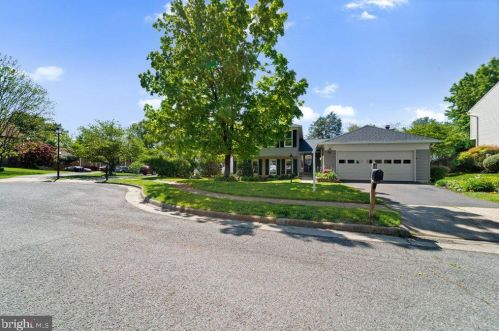 5307 Gln Grn Ct, Alexandria VA 22315-4230 exterior