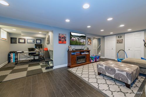 828 Stratford Ave, Elmhurst IL 60126-4651 exterior