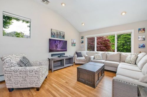 8 Pamela Ln, Valhalla, NY 10595-1424