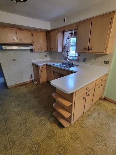 8935 Oglesby Ave, Chicago IL 60617-3048 exterior