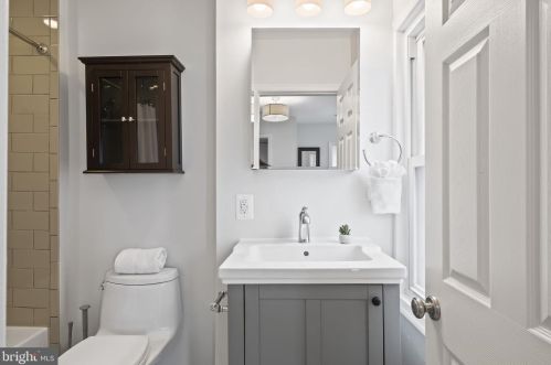 1409 Hopkins St, Washington DC 20036-5922 exterior