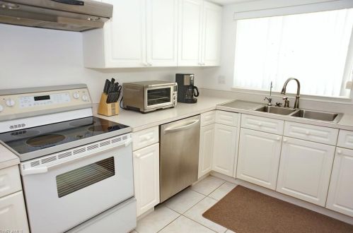 757 93 Ave, Naples FL 34108-2440 exterior