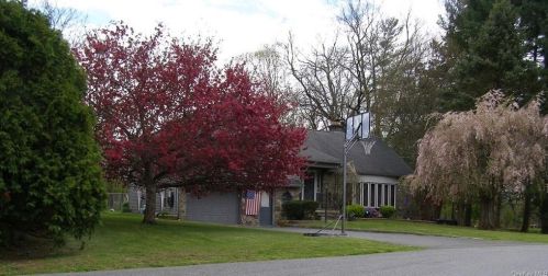 18 Pleasant Vw Rd, Poughkeepsie NY 12603-1420 exterior