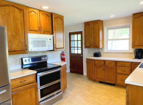 130 Dover Chester Rd, Dover NJ 07869-1901 exterior