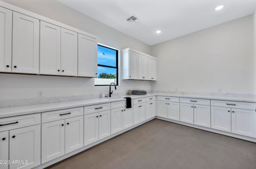 2053 37 Pl, Phoenix AZ 85050-8309 exterior