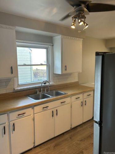 285 Maple Rd, Clawson MI  48017-1182 exterior