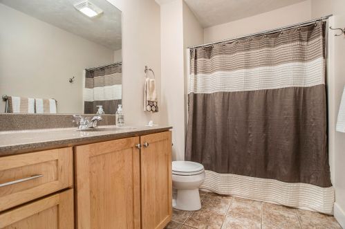 7180 Inverness Dr, Kalamazoo MI 49009-3935 exterior