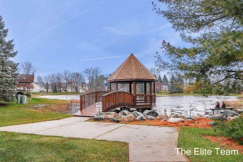 4324 Redbush Dr, Wyoming MI exterior