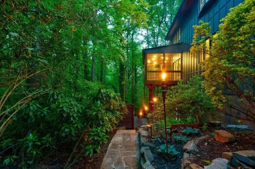 620 Colebrook Ct, Atlanta GA  30327-4710 exterior