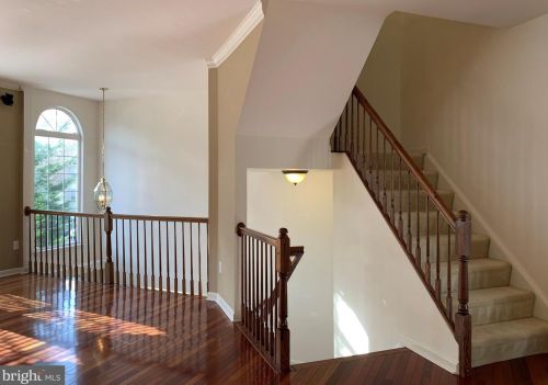 6636 Hunter Creek Ln, Alexandria VA  22315-6054 exterior