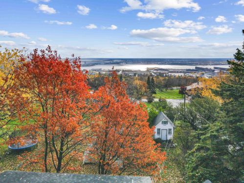 2732 13th St, Duluth, MN 55806-1115