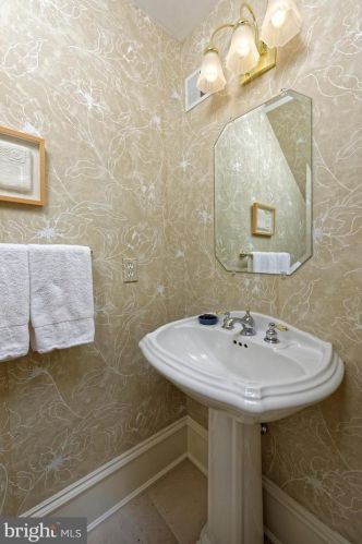 120 Queen St, Alexandria VA 22314-2610 exterior