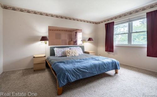 943 Kirts Blvd, Troy MI 48084-4837 exterior