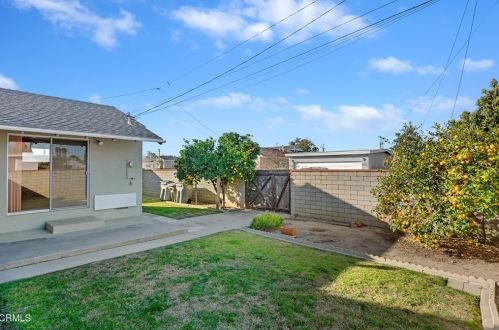 1113 Beverly Dr, Oxnard CA 93030-4813 exterior