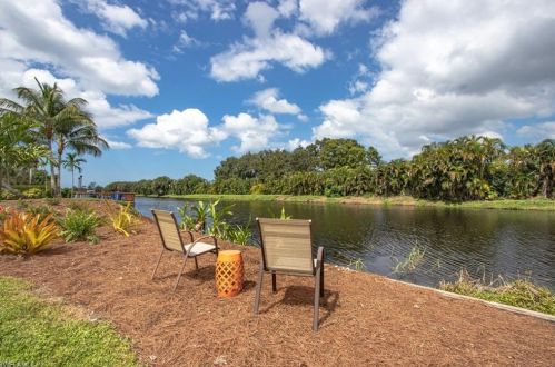 2633 Longboat Dr, Naples FL 34104-3382 exterior