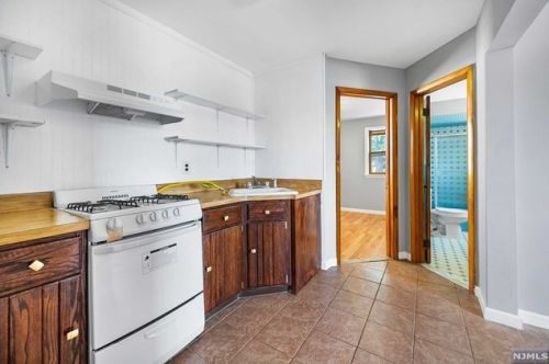 140 Clinton Pl, East Rutherford NJ 07073-1723 exterior