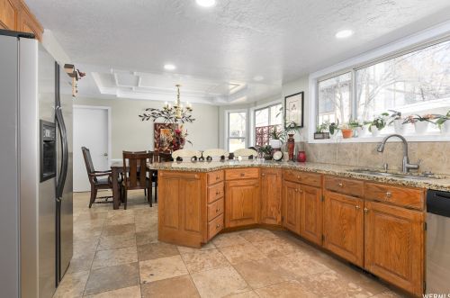 8842 Sunridge Dr, Sandy UT 84093-7044 exterior