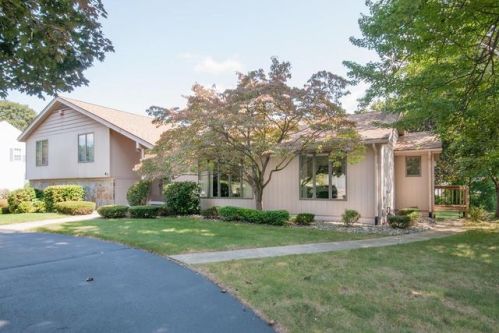 47 Erskine Dr, Springfield, MA 01106-1613