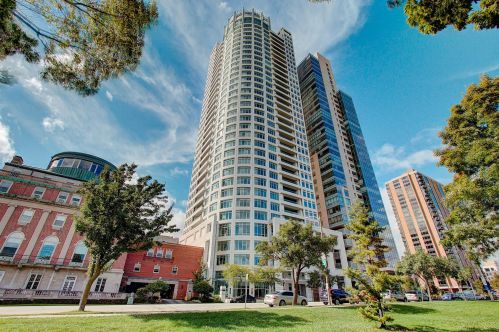 825 Prospect Ave, Milwaukee WI  53202-3915 exterior