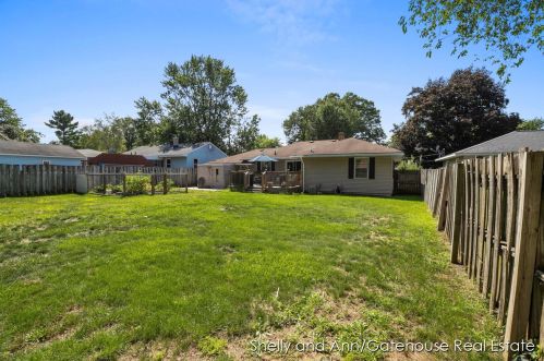 3800 Perry Ave, Wyoming MI 49519-3652 exterior