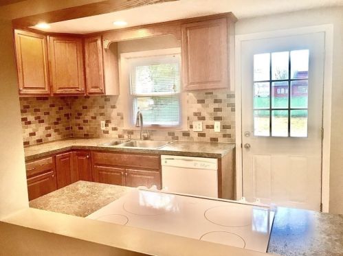 125 Sunrise Ter, Springfield MA 01119-2516 exterior