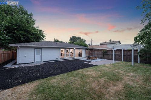 1143 Carey Dr, Concord CA 94520-4337 exterior