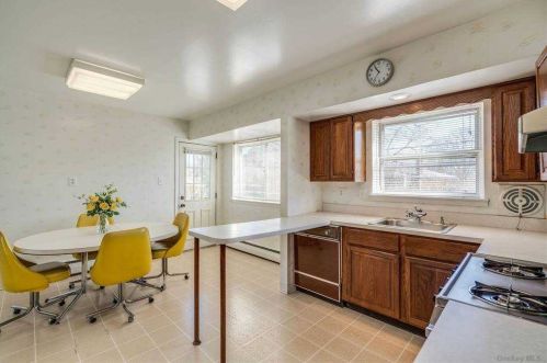 16 Dunford St, Huntington Station NY 11747-1312 exterior