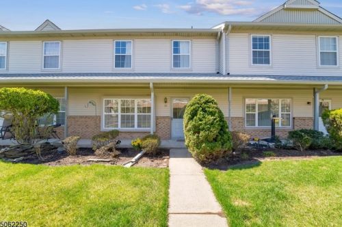 22 Sassafras Ct, New Brunswick, NJ 08902-1091