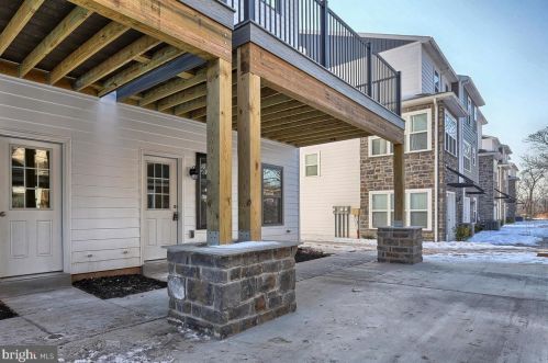 117 High Pointe Dr, Hummelstown, PA 17036-8104