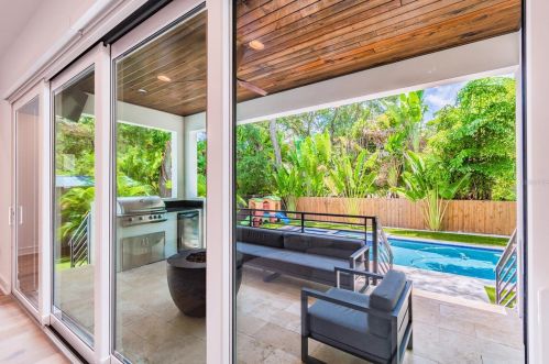 503 Davis Blvd, Tampa FL 33606-4012 exterior