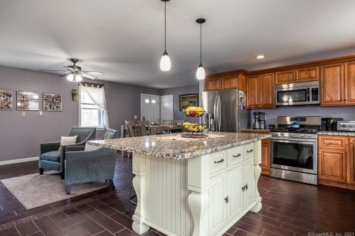 334 Maple Ave, Uncasville CT 06382-2018 exterior