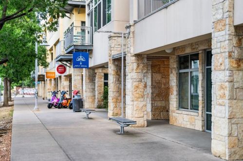 2401 6th St, Austin TX  exterior