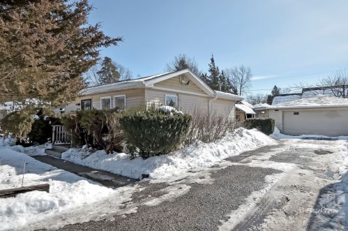 7315 Salem Rd, Bull Valley, IL 60097-9788