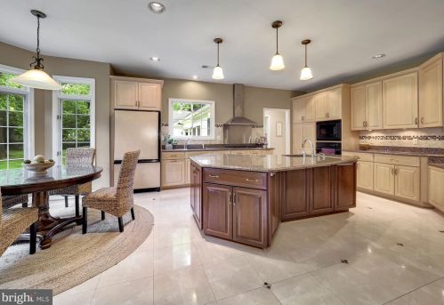 10717 Burbank Dr, Rockville MD 20854-1559 exterior