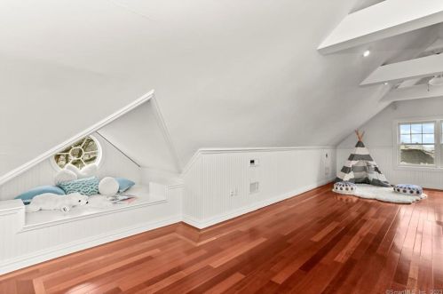 80 Indian Harbor Dr, Greenwich CT 06830-7148 exterior