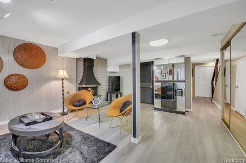 737 Kirts Blvd, Troy MI 48084-4863 exterior