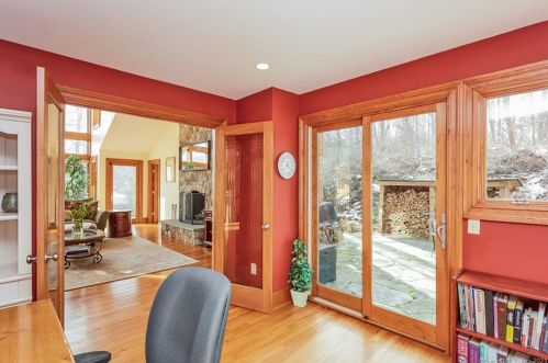 303 Mamanasco Rd, Ridgefield CT 06877-2425 exterior