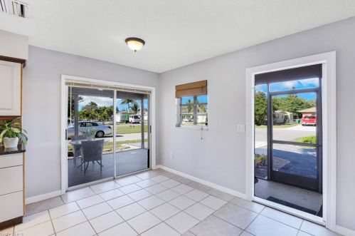 852 96 Ave, Naples FL 34108-2460 exterior