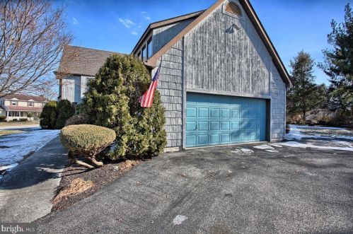 409 Dart Dr, Hanover PA 17331-1327 exterior