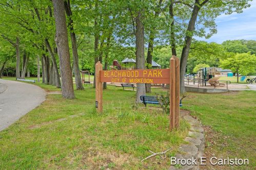 3024 Beach St, Meskegon MI 49441-1128 exterior