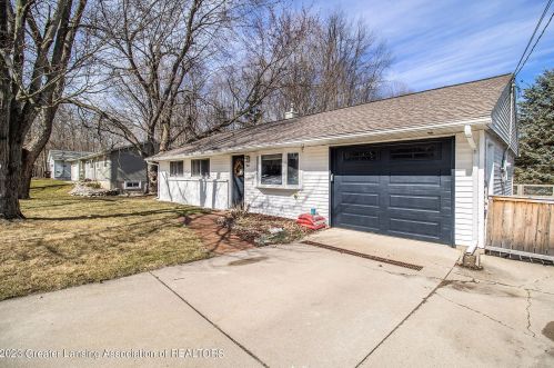 902 Elmwood St, Dewitt, MI 48820-8775